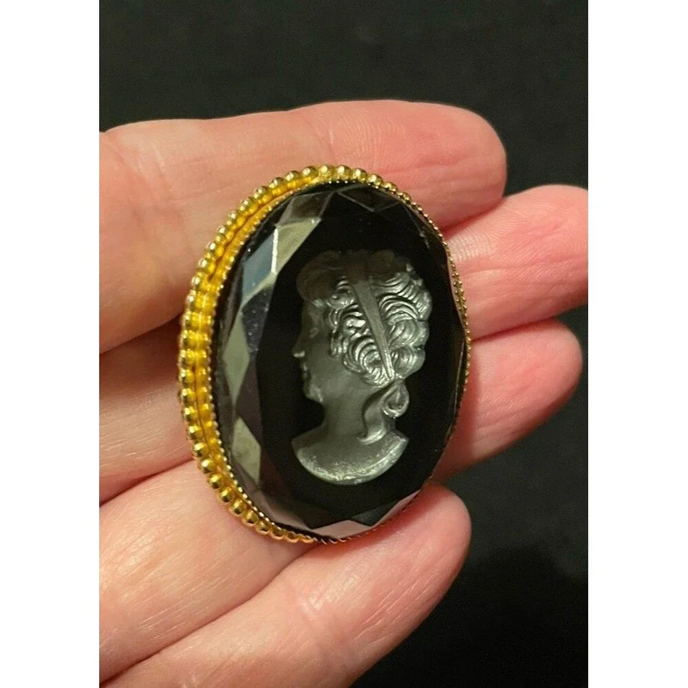 Vintage Reverse Gold Tone Cameo Carved Black Glass Mourning Pin Brooch